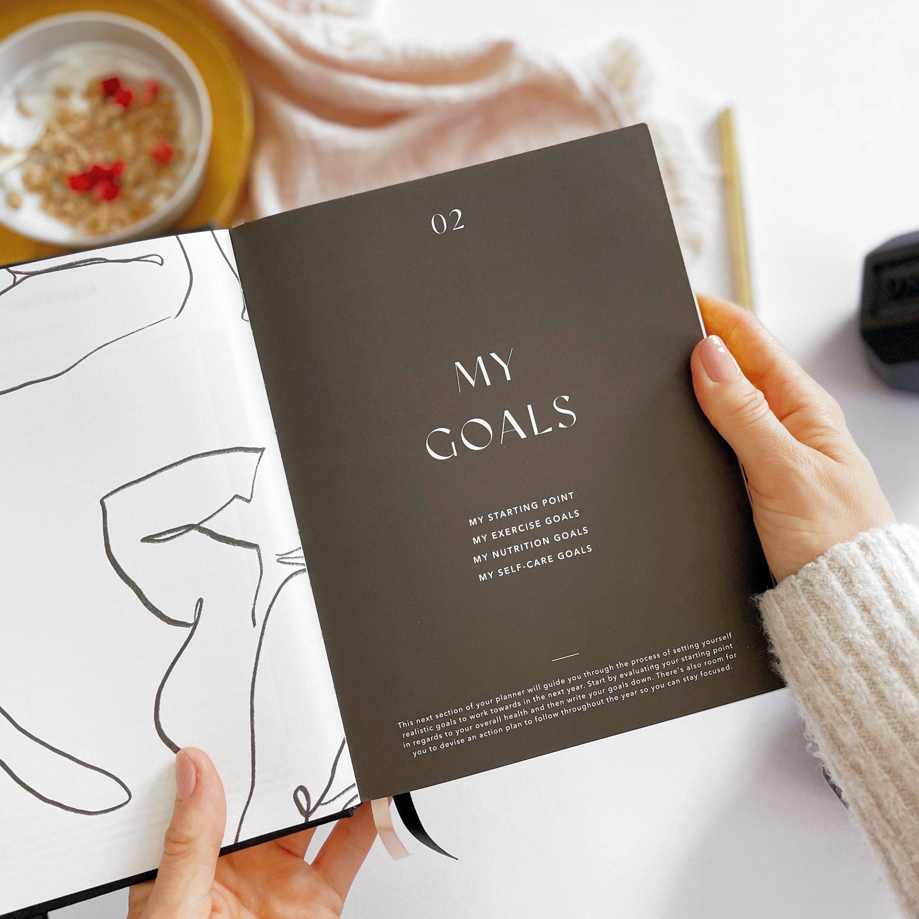 The Daily Fitness Planner - 365 Days of Movement, Meals & Motivation by Blush And Gold